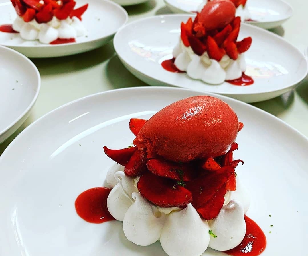 « La gourmandise est un très joli défaut » • • • • • Pavlova aux fraises de @mariewucher🍓 pour les banquets @leparcobernai .